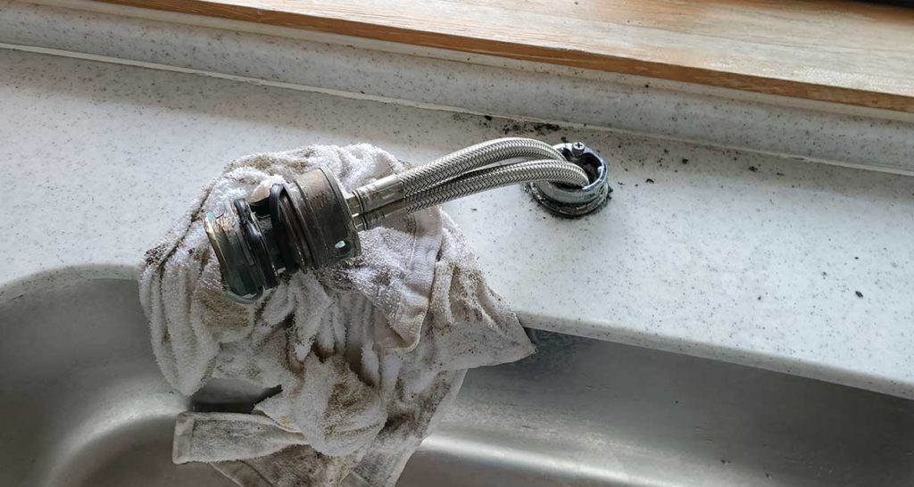 台所水栓固着の写真