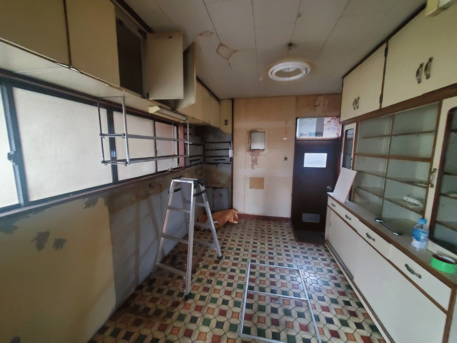 １階キッチン解体中